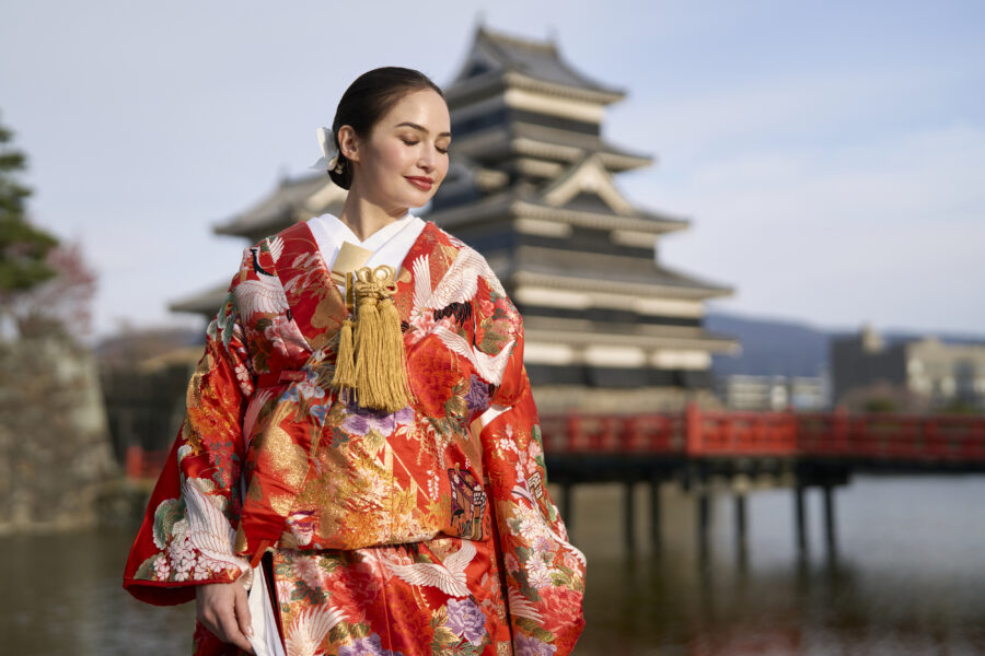 松本城を背景に