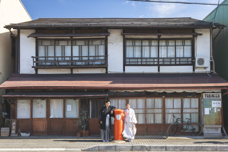 城下町ならではの風情を感じる街並みと、和装姿の新郎新婦